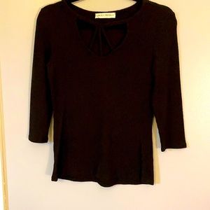 Americanable 3/4 length sleeve sweater.